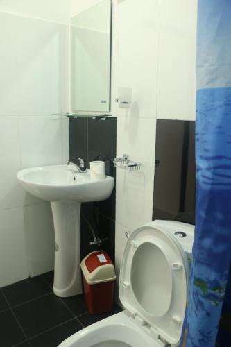 a bathroom with a white toilet and a sink at Silver Meir Bungalow in Nuwara Eliya