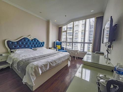 a bedroom with a large bed and a large window at GreenTree Alliance Hotel Chongqing Qianjiang County Wuling Shui'an Jiaotong Xi Road in Qianjiang