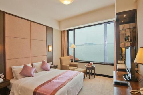 Ένα ή περισσότερα κρεβάτια σε δωμάτιο στο Golden Bay Hotel Weihai