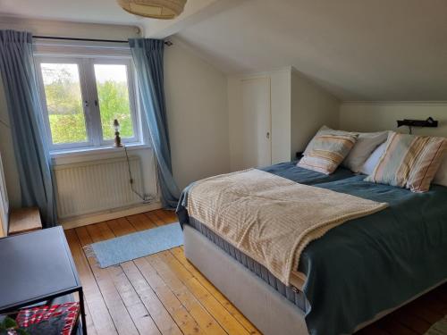 Postel nebo postele na pokoji v ubytování Mysigt hus utanför Järvsö