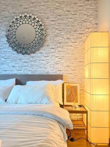 En eller flere senge i et værelse på Luxury Condo Skywalk BTS Thonglor Pool Gym and Netflix