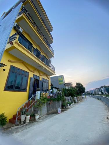 un edificio giallo sul lato di una strada di Gia Linh Homestay a Cao Bằng