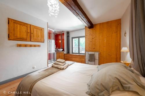 una camera da letto con un letto grande in una stanza di la Tarte Qui Flette a Saint-Sulpice