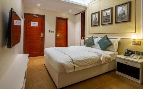Кровать или кровати в номере Towns Well Motel