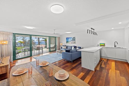 Gambar di galeri bagi The Norfolks on Moffat Beach di Caloundra