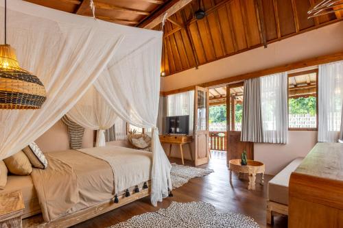 un dormitorio con una cama con mosquitera en Villa Yang Uluwatu - Central 1BDR Villa with Pool, en Uluwatu