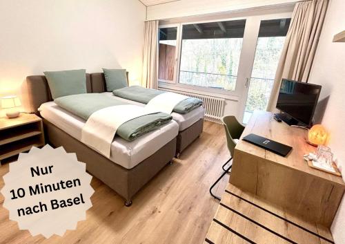 DuggingenにあるBusiness Hotel Riversideのベッドとパソコン付きの机がある寝室