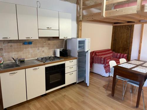 Kuchyň nebo kuchyňský kout v ubytování PIAZZETTA DEL FORNO GRAZIOSO BILOCALE ad ASSERGI