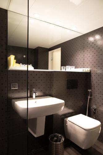  Nova Hotel Yerevan -  Room  picture :   Tea/Coffee maker    Minibar    Shower                           