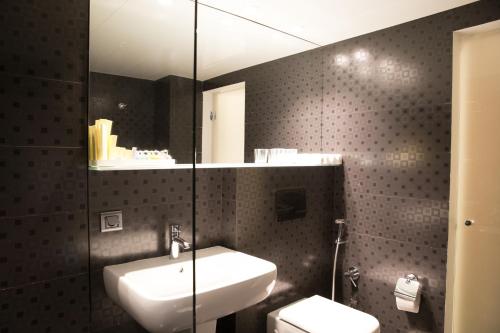  Nova Hotel Yerevan -  Room  picture :   Tea/Coffee maker    Minibar    Shower                           