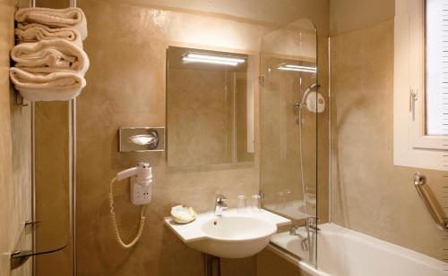 Ванная комната в Hôtel de la Motte Picquet