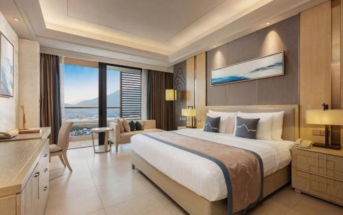 Postel nebo postele na pokoji v ubytování Sanya Tibet Hotel