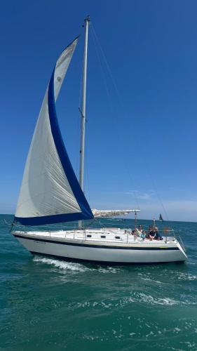 un velero con gente en el agua en Sailing Experience in Barcelona, en Barcelona