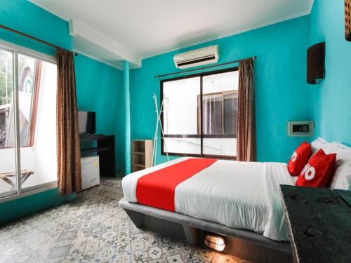 Кровать или кровати в номере OYO 1103 Pirates House Hotel