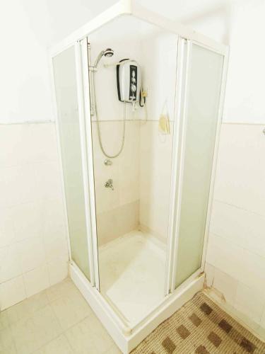 Ένα μπάνιο στο 2in1 Kandy Hostel