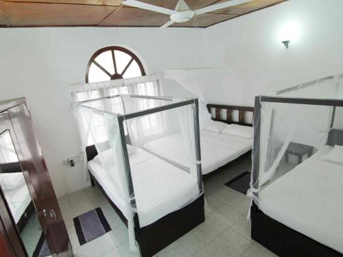 Postel nebo postele na pokoji v ubytování 2in1 Kandy Hostel