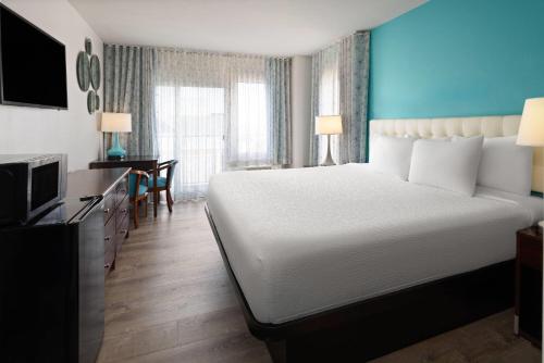 En eller flere senge i et værelse på Howard Johnson Plaza by Wyndham Ocean City Oceanfront