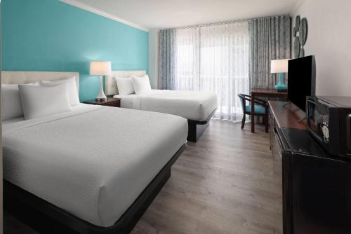En eller flere senge i et værelse på Howard Johnson Plaza by Wyndham Ocean City Oceanfront