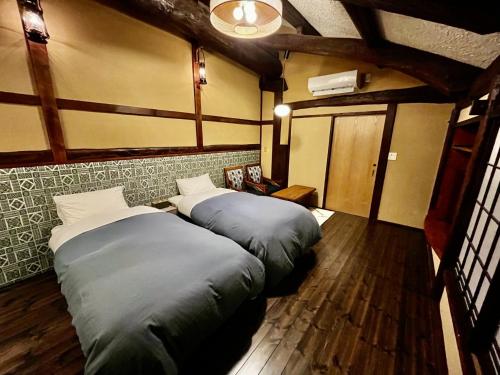 a room with two beds in a room with at 蓼科温泉豪族の館大東園 in Chino