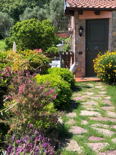Κήπος έξω από το I Brichi, un paradiso immerso nella natura.