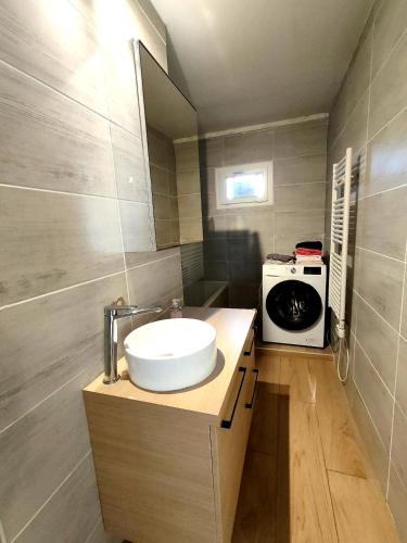 La salle de bains est pourvue d'un lavabo et d'un four micro-ondes. dans l'établissement appartement 3 chambres avec balcon et parking, à Montpellier
