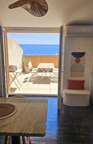 Cette chambre dispose d'une terrasse avec vue sur l'océan. dans l'établissement Maisonette Vue Mer 180 - Terrasse & Jardin, à Roquebrune-sur Argens