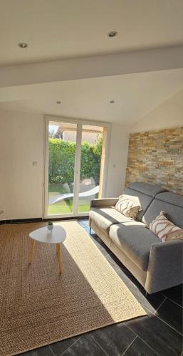 une chambre avec un lit, une table et une fenêtre dans l'établissement Maisonette Vue Mer 180 - Terrasse & Jardin, à Roquebrune-sur Argens