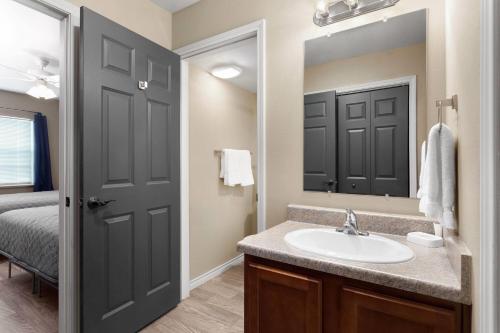 Bilik mandi di Eagle's Den Suites Andrews a Travelodge by Wyndham