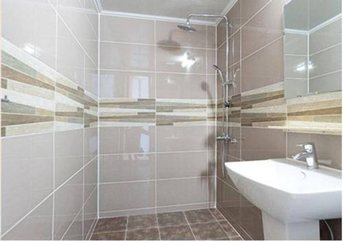 W łazience znajduje się prysznic, umywalka i umywalka. w obiekcie Cable Car Pension w mieście Yeosu