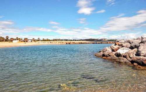- une vue sur une plage avec des rochers dans l'eau dans l'établissement Awesome Home In Sainte Marie La Mer Pl, à Sainte-Marie-Plage