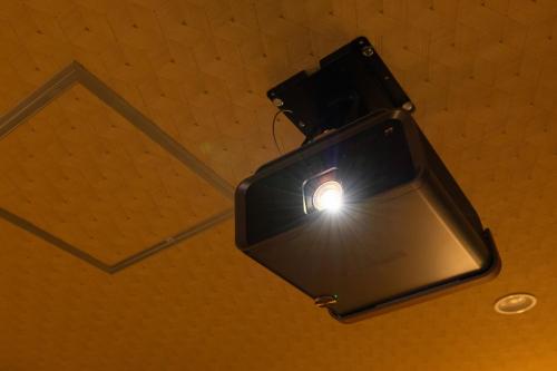 Una televisión o centro de entretenimiento en 奥州平泉温泉旅館 itsumu