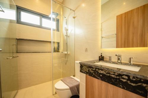 a bathroom with a sink and a toilet and a shower at Mouana Residence Song Khun Chalong 5-bedroom Pool Villa 89-11 in Chalong 