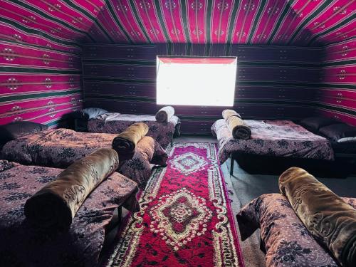 Postel nebo postele na pokoji v ubytování Wadi Rum Magic Nature Camp