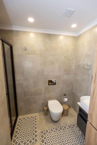 Koupelna v ubytování Kervansaray Two Bed Apartment by HolidayKeys