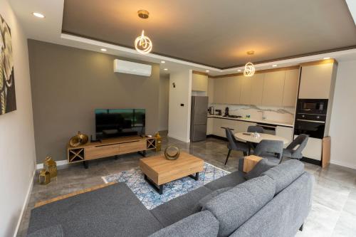 Kuchyň nebo kuchyňský kout v ubytování Kervansaray Two Bed Apartment by HolidayKeys