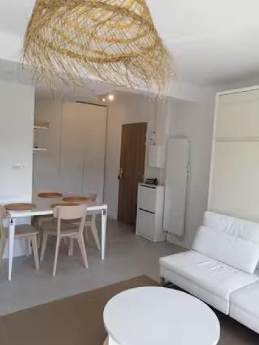 un salon avec un canapé blanc et une table dans l'établissement Studio 150 m de la plage, à Bénodet