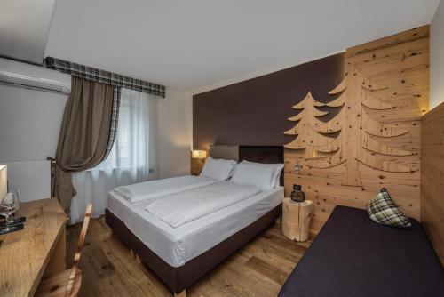 Una cama o camas en una habitación de Hotel Ravelli Luxury Spa