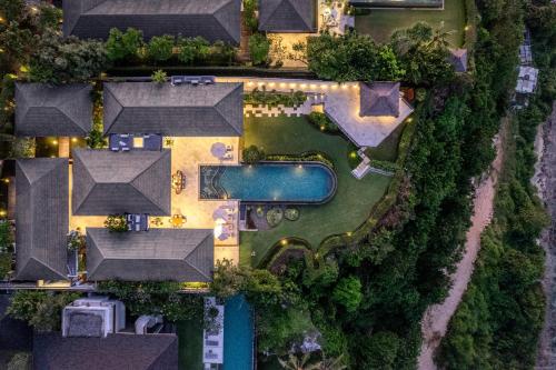 an overhead view of a resort with a swimming pool at Karang Saujana in Uluwatu