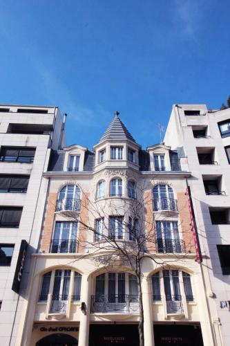 ランスにあるオテル セシル ランス センターの白い高い建物