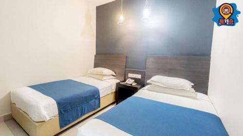 two beds in a small room with at In Trend Hotel in Cukai
