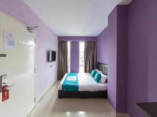 Postel nebo postele na pokoji v ubytování OYO 131 Dejaya Hotel Kota Damansara