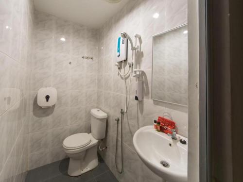 Koupelna v ubytování OYO 131 Dejaya Hotel Kota Damansara