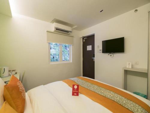 a bedroom with a bed with a red plate on it at OYO 264 City Edge Hotel in Kuala Lumpur