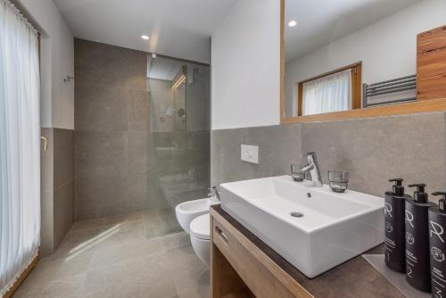 Un baño de Hotel Ravelli Luxury Spa