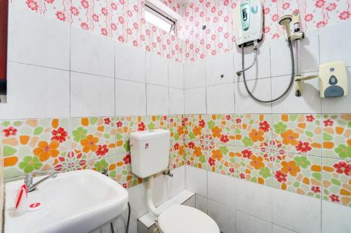 a bathroom with a toilet and a sink at OYO 44058 MOTEL SRE BAYAM in Lunas