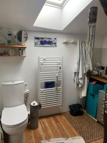 une salle de bain avec des toilettes blanches dans une chambre dans l'établissement house with authentic charm, à Montbron