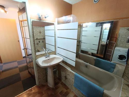 une salle de bain avec un lavabo, un miroir et une baignoire dans l'établissement Résidence Praya - Appartement en front de neige - Face aux pistes MAE-8533, à Montgenèvre