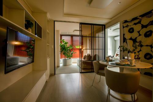 TV a/nebo společenská místnost v ubytování 베러댄호텔 제주공항점