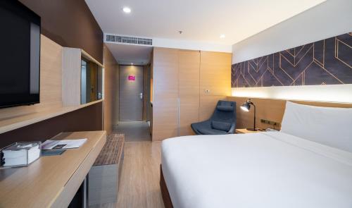 Cama o camas de una habitación en VELA Dhi GLOW Pratunam