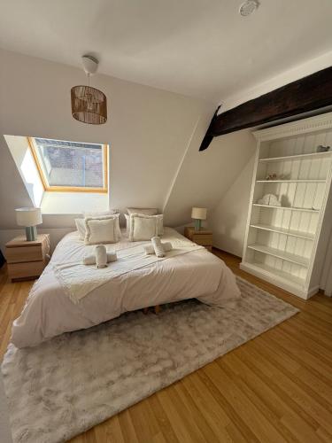 une chambre avec un grand lit et une fenêtre dans l'établissement Charme et Confort, plein centre, à Obernai